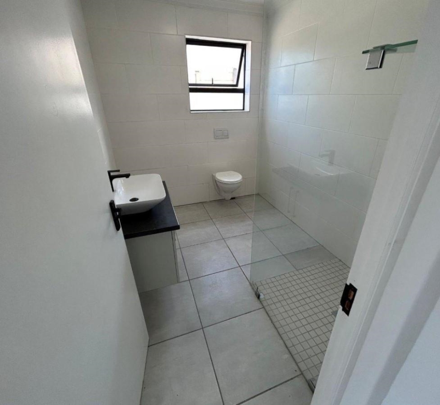 5 Bedroom Property for Sale in Wavecrest Eastern Cape